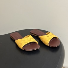 顶级品质 BOTTEGA VENETA 葆蝶家 2026夏季新款 BV Livia穆勒编织凉拖鞋鱼嘴平底凉拖鞋 经典In 顶级品质 BOTTEGA VENETA 葆蝶家 2026夏季新款 BV Livia穆勒编织凉拖鞋鱼嘴平底凉拖鞋 经典In
