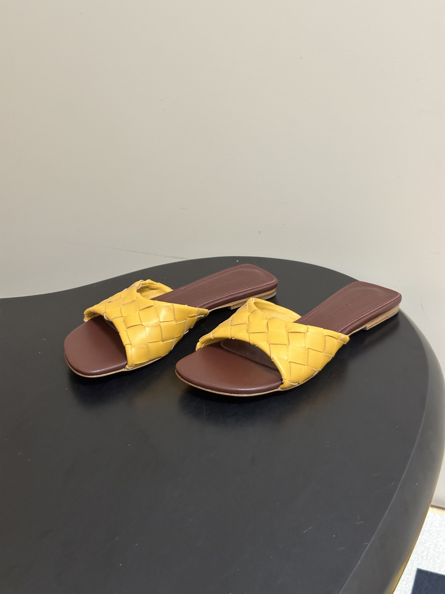 顶级品质 BOTTEGA VENETA 葆蝶家 2026夏季新款 BV Livia穆勒编织凉拖鞋鱼嘴平底凉拖鞋 经典In 顶级品质 BOTTEGA VENETA 葆蝶家 2026夏季新款 BV Livia穆勒编织凉拖鞋鱼嘴平底凉拖鞋 经典In