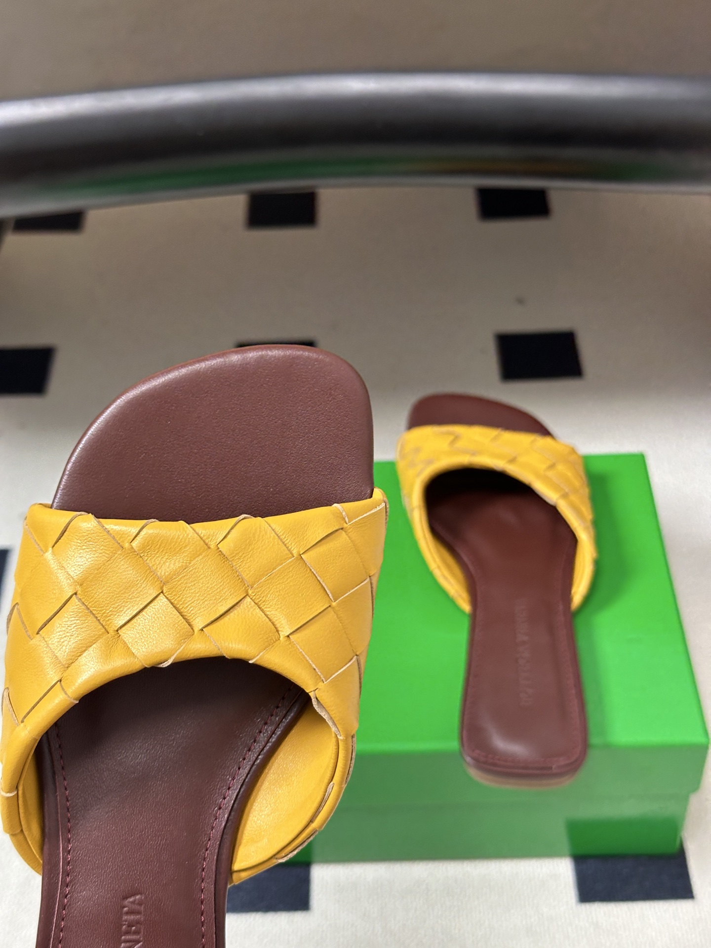 顶级品质 BOTTEGA VENETA 葆蝶家 2026夏季新款 BV Livia穆勒编织凉拖鞋鱼嘴平底凉拖鞋 经典In 顶级品质 BOTTEGA VENETA 葆蝶家 2026夏季新款 BV Livia穆勒编织凉拖鞋鱼嘴平底凉拖鞋 经典In