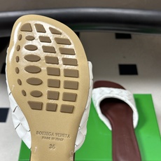 顶级品质 BOTTEGA VENETA 葆蝶家 2026夏季新款 BV Livia穆勒编织凉拖鞋鱼嘴平底凉拖鞋 经典In 顶级品质 BOTTEGA VENETA 葆蝶家 2026夏季新款 BV Livia穆勒编织凉拖鞋鱼嘴平底凉拖鞋 经典In