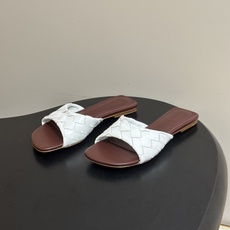 顶级品质 BOTTEGA VENETA 葆蝶家 2026夏季新款 BV Livia穆勒编织凉拖鞋鱼嘴平底凉拖鞋 经典In 顶级品质 BOTTEGA VENETA 葆蝶家 2026夏季新款 BV Livia穆勒编织凉拖鞋鱼嘴平底凉拖鞋 经典In