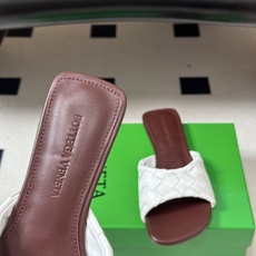 顶级品质 BOTTEGA VENETA 葆蝶家 2026夏季新款 BV Livia穆勒编织凉拖鞋鱼嘴平底凉拖鞋 经典In 顶级品质 BOTTEGA VENETA 葆蝶家 2026夏季新款 BV Livia穆勒编织凉拖鞋鱼嘴平底凉拖鞋 经典In
