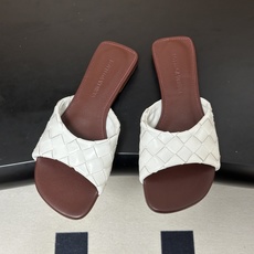 顶级品质 BOTTEGA VENETA 葆蝶家 2026夏季新款 BV Livia穆勒编织凉拖鞋鱼嘴平底凉拖鞋 经典In 顶级品质 BOTTEGA VENETA 葆蝶家 2026夏季新款 BV Livia穆勒编织凉拖鞋鱼嘴平底凉拖鞋 经典In