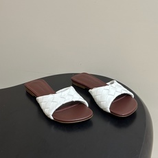 顶级品质 BOTTEGA VENETA 葆蝶家 2026夏季新款 BV Livia穆勒编织凉拖鞋鱼嘴平底凉拖鞋 经典In 顶级品质 BOTTEGA VENETA 葆蝶家 2026夏季新款 BV Livia穆勒编织凉拖鞋鱼嘴平底凉拖鞋 经典In