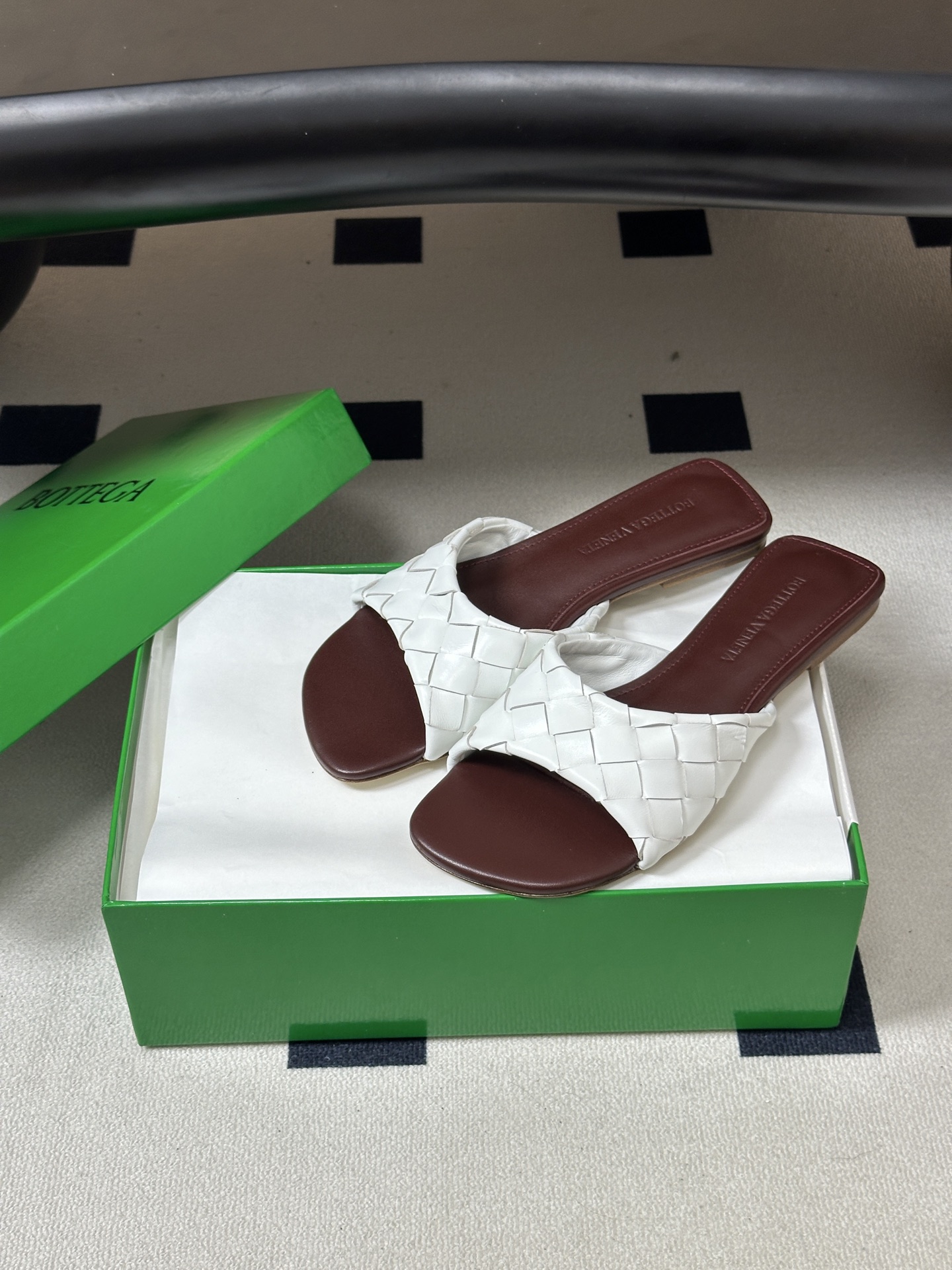顶级品质 BOTTEGA VENETA 葆蝶家 2026夏季新款 BV Livia穆勒编织凉拖鞋鱼嘴平底凉拖鞋 经典In 顶级品质 BOTTEGA VENETA 葆蝶家 2026夏季新款 BV Livia穆勒编织凉拖鞋鱼嘴平底凉拖鞋 经典In