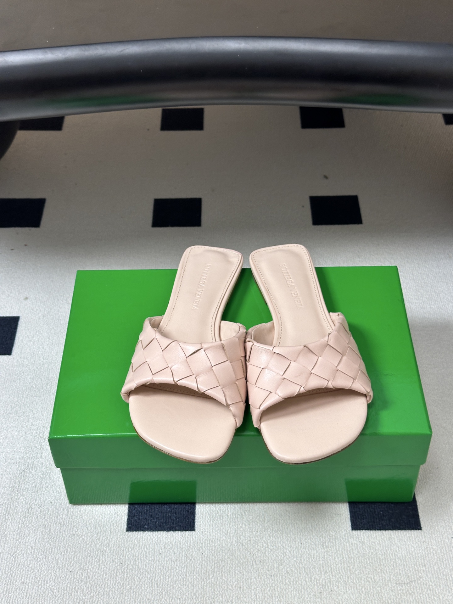 顶级品质 BOTTEGA VENETA 葆蝶家 2026夏季新款 BV Livia穆勒编织凉拖鞋鱼嘴平底凉拖鞋 经典In 顶级品质 BOTTEGA VENETA 葆蝶家 2026夏季新款 BV Livia穆勒编织凉拖鞋鱼嘴平底凉拖鞋 经典In