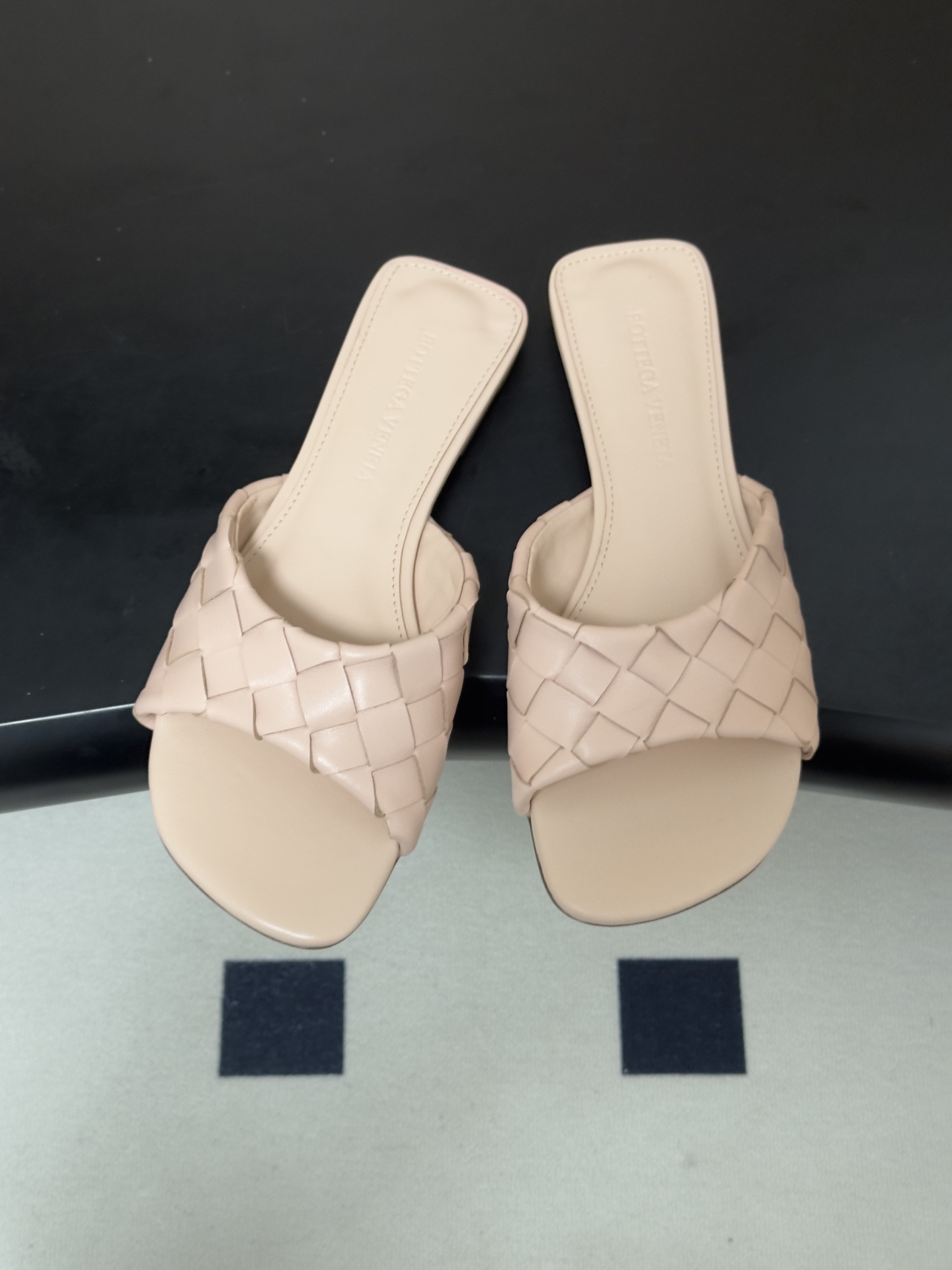 顶级品质 BOTTEGA VENETA 葆蝶家 2026夏季新款 BV Livia穆勒编织凉拖鞋鱼嘴平底凉拖鞋 经典In 顶级品质 BOTTEGA VENETA 葆蝶家 2026夏季新款 BV Livia穆勒编织凉拖鞋鱼嘴平底凉拖鞋 经典In