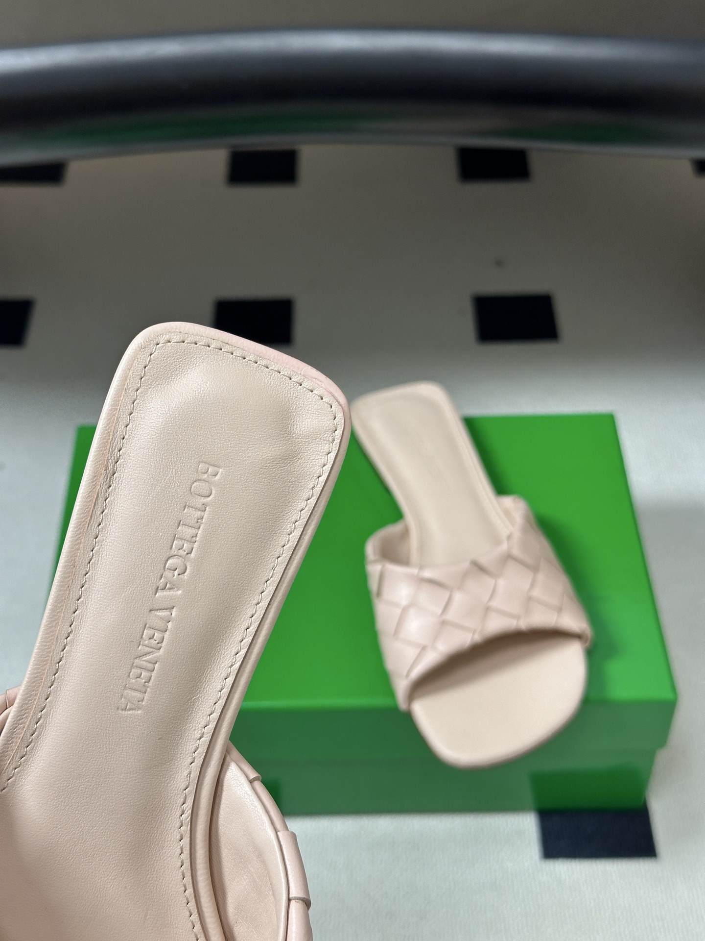 顶级品质 BOTTEGA VENETA 葆蝶家 2026夏季新款 BV Livia穆勒编织凉拖鞋鱼嘴平底凉拖鞋 经典In 顶级品质 BOTTEGA VENETA 葆蝶家 2026夏季新款 BV Livia穆勒编织凉拖鞋鱼嘴平底凉拖鞋 经典In