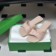 顶级品质 BOTTEGA VENETA 葆蝶家 2026夏季新款 BV Livia穆勒编织凉拖鞋鱼嘴平底凉拖鞋 经典In 顶级品质 BOTTEGA VENETA 葆蝶家 2026夏季新款 BV Livia穆勒编织凉拖鞋鱼嘴平底凉拖鞋 经典In