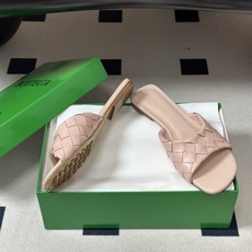 顶级品质 BOTTEGA VENETA 葆蝶家 2026夏季新款 BV Livia穆勒编织凉拖鞋鱼嘴平底凉拖鞋 经典In 顶级品质 BOTTEGA VENETA 葆蝶家 2026夏季新款 BV Livia穆勒编织凉拖鞋鱼嘴平底凉拖鞋 经典In