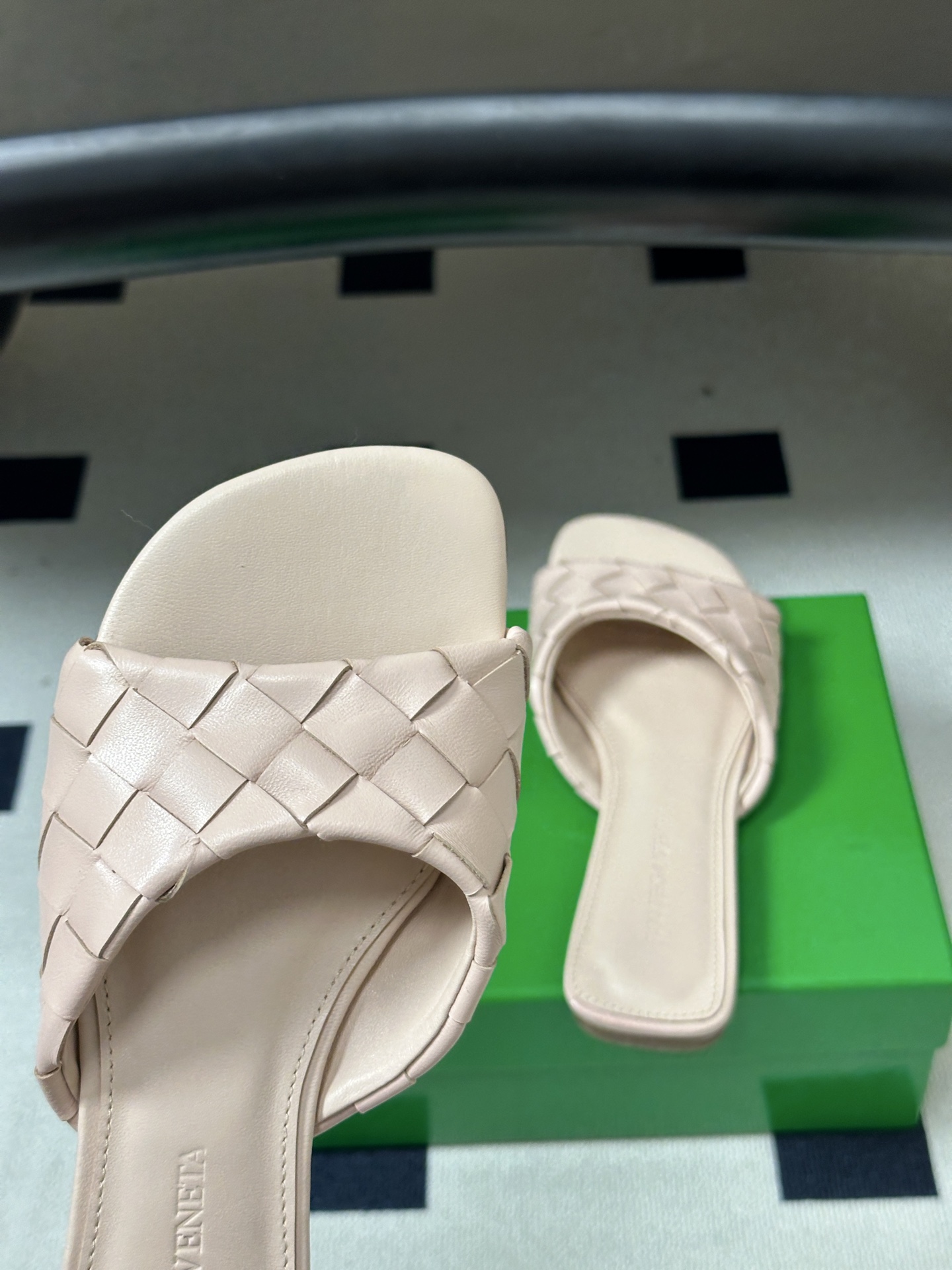 顶级品质 BOTTEGA VENETA 葆蝶家 2026夏季新款 BV Livia穆勒编织凉拖鞋鱼嘴平底凉拖鞋 经典In 顶级品质 BOTTEGA VENETA 葆蝶家 2026夏季新款 BV Livia穆勒编织凉拖鞋鱼嘴平底凉拖鞋 经典In