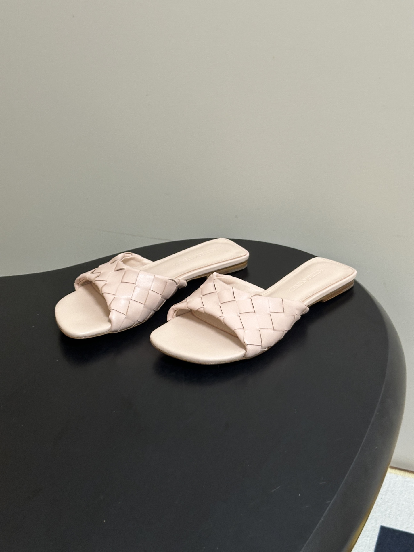 顶级品质 BOTTEGA VENETA 葆蝶家 2026夏季新款 BV Livia穆勒编织凉拖鞋鱼嘴平底凉拖鞋 经典In 顶级品质 BOTTEGA VENETA 葆蝶家 2026夏季新款 BV Livia穆勒编织凉拖鞋鱼嘴平底凉拖鞋 经典In