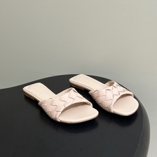 顶级品质 BOTTEGA VENETA 葆蝶家 2026夏季新款 BV Livia穆勒编织凉拖鞋鱼嘴平底凉拖鞋 经典In 顶级品质 BOTTEGA VENETA 葆蝶家 2026夏季新款 BV Livia穆勒编织凉拖鞋鱼嘴平底凉拖鞋 经典In