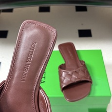 顶级品质 BOTTEGA VENETA 葆蝶家 2026夏季新款 BV Livia穆勒编织凉拖鞋鱼嘴平底凉拖鞋 经典In 顶级品质 BOTTEGA VENETA 葆蝶家 2026夏季新款 BV Livia穆勒编织凉拖鞋鱼嘴平底凉拖鞋 经典In