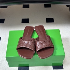 顶级品质 BOTTEGA VENETA 葆蝶家 2026夏季新款 BV Livia穆勒编织凉拖鞋鱼嘴平底凉拖鞋 经典In 顶级品质 BOTTEGA VENETA 葆蝶家 2026夏季新款 BV Livia穆勒编织凉拖鞋鱼嘴平底凉拖鞋 经典In