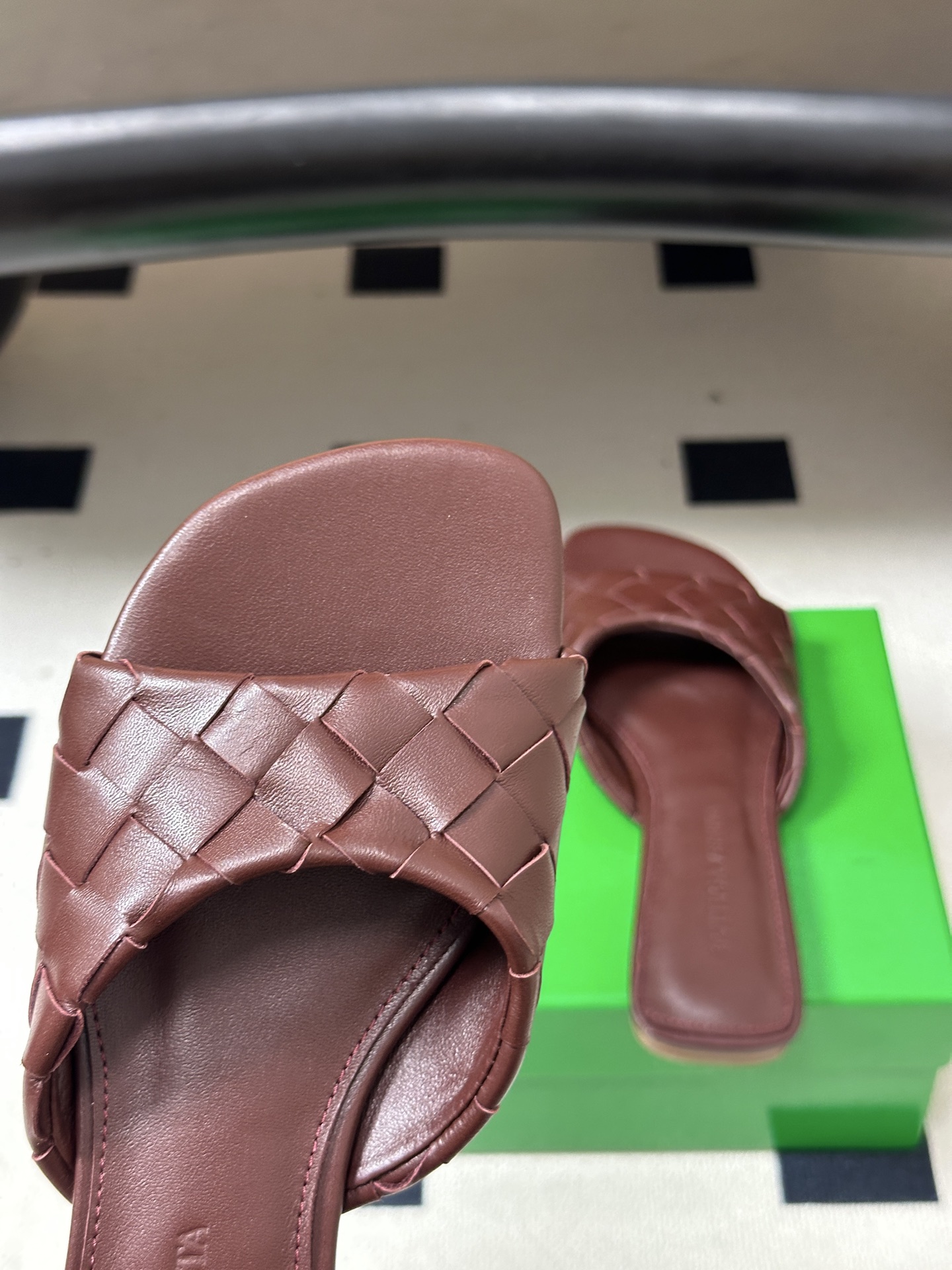 顶级品质 BOTTEGA VENETA 葆蝶家 2026夏季新款 BV Livia穆勒编织凉拖鞋鱼嘴平底凉拖鞋 经典In 顶级品质 BOTTEGA VENETA 葆蝶家 2026夏季新款 BV Livia穆勒编织凉拖鞋鱼嘴平底凉拖鞋 经典In