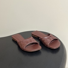 顶级品质 BOTTEGA VENETA 葆蝶家 2026夏季新款 BV Livia穆勒编织凉拖鞋鱼嘴平底凉拖鞋 经典In 顶级品质 BOTTEGA VENETA 葆蝶家 2026夏季新款 BV Livia穆勒编织凉拖鞋鱼嘴平底凉拖鞋 经典In