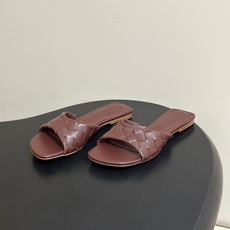 顶级品质 BOTTEGA VENETA 葆蝶家 2026夏季新款 BV Livia穆勒编织凉拖鞋鱼嘴平底凉拖鞋 经典In 顶级品质 BOTTEGA VENETA 葆蝶家 2026夏季新款 BV Livia穆勒编织凉拖鞋鱼嘴平底凉拖鞋 经典In