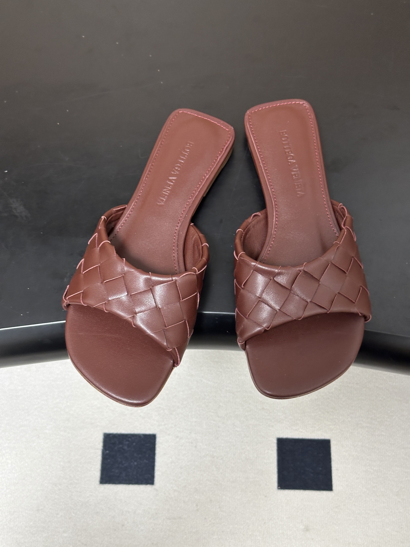 顶级品质 BOTTEGA VENETA 葆蝶家 2026夏季新款 BV Livia穆勒编织凉拖鞋鱼嘴平底凉拖鞋 经典In 顶级品质 BOTTEGA VENETA 葆蝶家 2026夏季新款 BV Livia穆勒编织凉拖鞋鱼嘴平底凉拖鞋 经典In