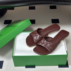顶级品质 BOTTEGA VENETA 葆蝶家 2026夏季新款 BV Livia穆勒编织凉拖鞋鱼嘴平底凉拖鞋 经典In 顶级品质 BOTTEGA VENETA 葆蝶家 2026夏季新款 BV Livia穆勒编织凉拖鞋鱼嘴平底凉拖鞋 经典In