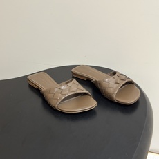 顶级品质 BOTTEGA VENETA 葆蝶家 2026夏季新款 BV Livia穆勒编织凉拖鞋鱼嘴平底凉拖鞋 经典In 顶级品质 BOTTEGA VENETA 葆蝶家 2026夏季新款 BV Livia穆勒编织凉拖鞋鱼嘴平底凉拖鞋 经典In