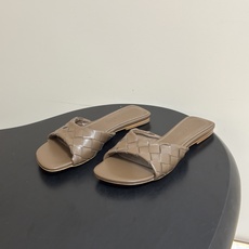 顶级品质 BOTTEGA VENETA 葆蝶家 2026夏季新款 BV Livia穆勒编织凉拖鞋鱼嘴平底凉拖鞋 经典In 顶级品质 BOTTEGA VENETA 葆蝶家 2026夏季新款 BV Livia穆勒编织凉拖鞋鱼嘴平底凉拖鞋 经典In