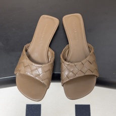 顶级品质 BOTTEGA VENETA 葆蝶家 2026夏季新款 BV Livia穆勒编织凉拖鞋鱼嘴平底凉拖鞋 经典In 顶级品质 BOTTEGA VENETA 葆蝶家 2026夏季新款 BV Livia穆勒编织凉拖鞋鱼嘴平底凉拖鞋 经典In