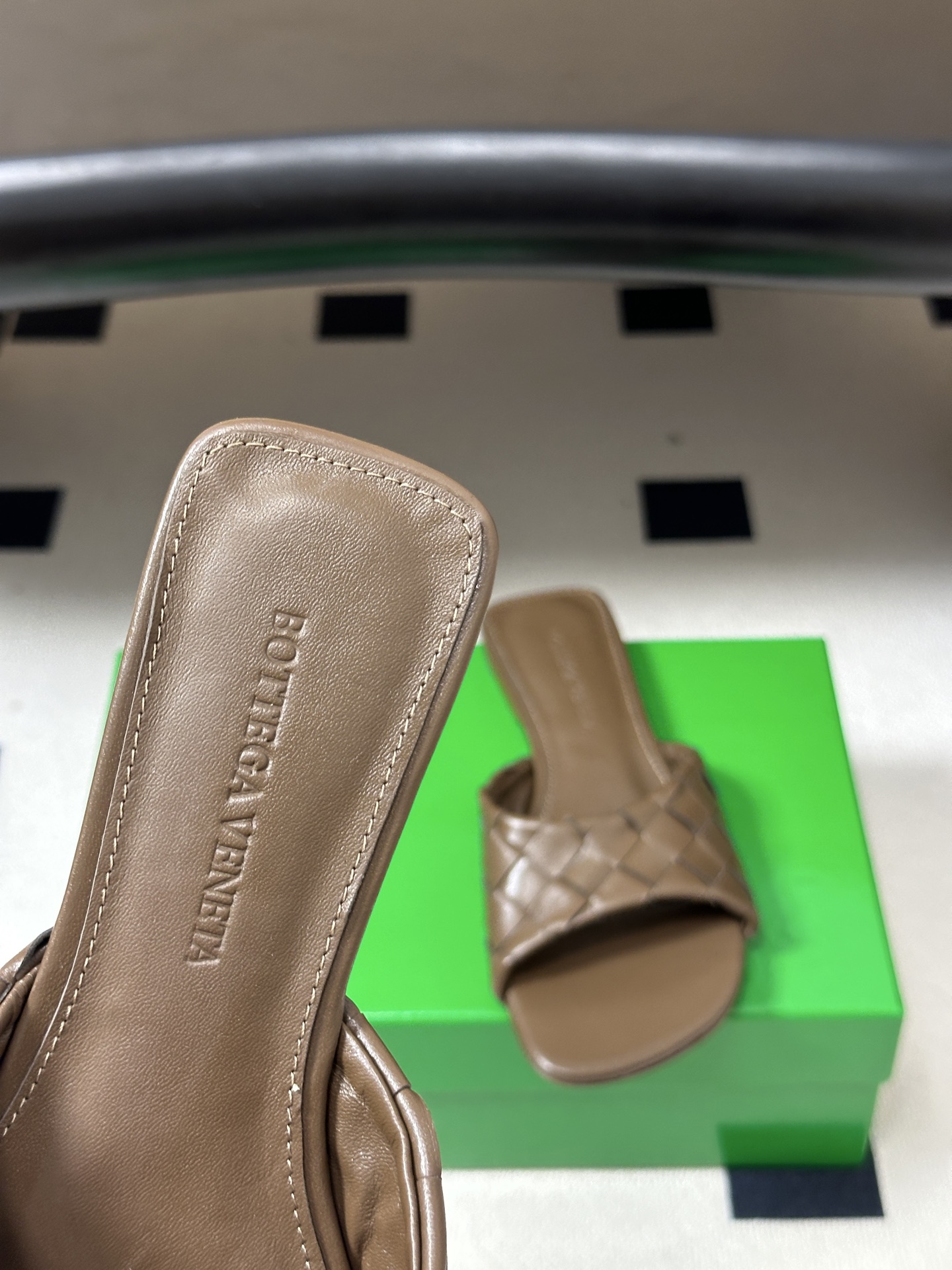 顶级品质 BOTTEGA VENETA 葆蝶家 2026夏季新款 BV Livia穆勒编织凉拖鞋鱼嘴平底凉拖鞋 经典In 顶级品质 BOTTEGA VENETA 葆蝶家 2026夏季新款 BV Livia穆勒编织凉拖鞋鱼嘴平底凉拖鞋 经典In