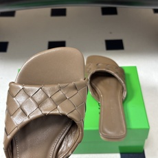顶级品质 BOTTEGA VENETA 葆蝶家 2026夏季新款 BV Livia穆勒编织凉拖鞋鱼嘴平底凉拖鞋 经典In 顶级品质 BOTTEGA VENETA 葆蝶家 2026夏季新款 BV Livia穆勒编织凉拖鞋鱼嘴平底凉拖鞋 经典In