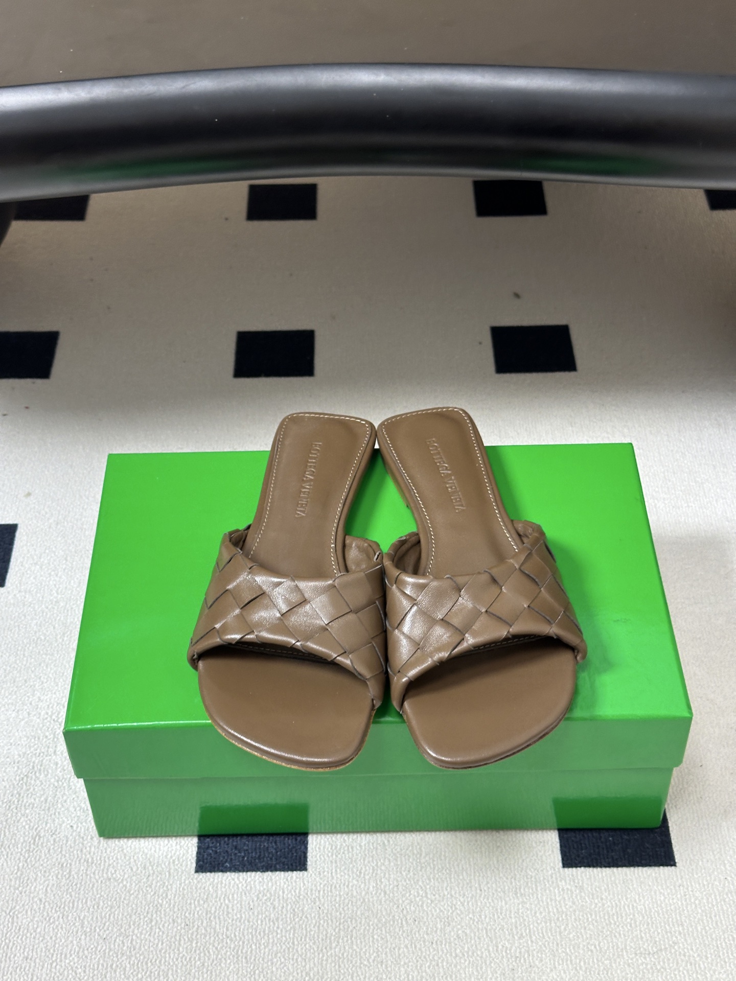 顶级品质 BOTTEGA VENETA 葆蝶家 2026夏季新款 BV Livia穆勒编织凉拖鞋鱼嘴平底凉拖鞋 经典In 顶级品质 BOTTEGA VENETA 葆蝶家 2026夏季新款 BV Livia穆勒编织凉拖鞋鱼嘴平底凉拖鞋 经典In