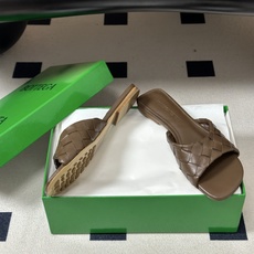 顶级品质 BOTTEGA VENETA 葆蝶家 2026夏季新款 BV Livia穆勒编织凉拖鞋鱼嘴平底凉拖鞋 经典In 顶级品质 BOTTEGA VENETA 葆蝶家 2026夏季新款 BV Livia穆勒编织凉拖鞋鱼嘴平底凉拖鞋 经典In