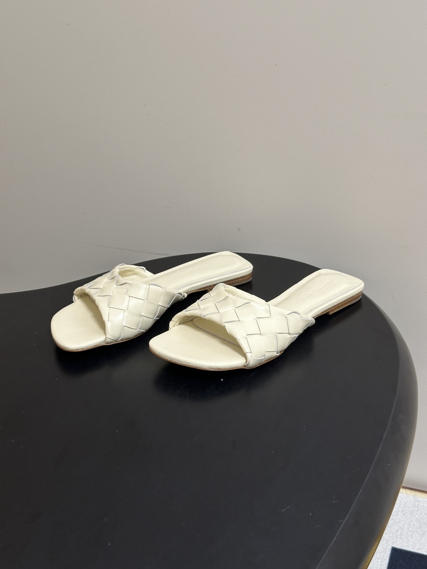 顶级品质 BOTTEGA VENETA 葆蝶家 2026夏季新款 BV Livia穆勒编织凉拖鞋鱼嘴平底凉拖鞋 经典In 顶级品质 BOTTEGA VENETA 葆蝶家 2026夏季新款 BV Livia穆勒编织凉拖鞋鱼嘴平底凉拖鞋 经典In