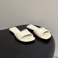 顶级品质 BOTTEGA VENETA 葆蝶家 2026夏季新款 BV Livia穆勒编织凉拖鞋鱼嘴平底凉拖鞋 经典In 顶级品质 BOTTEGA VENETA 葆蝶家 2026夏季新款 BV Livia穆勒编织凉拖鞋鱼嘴平底凉拖鞋 经典In
