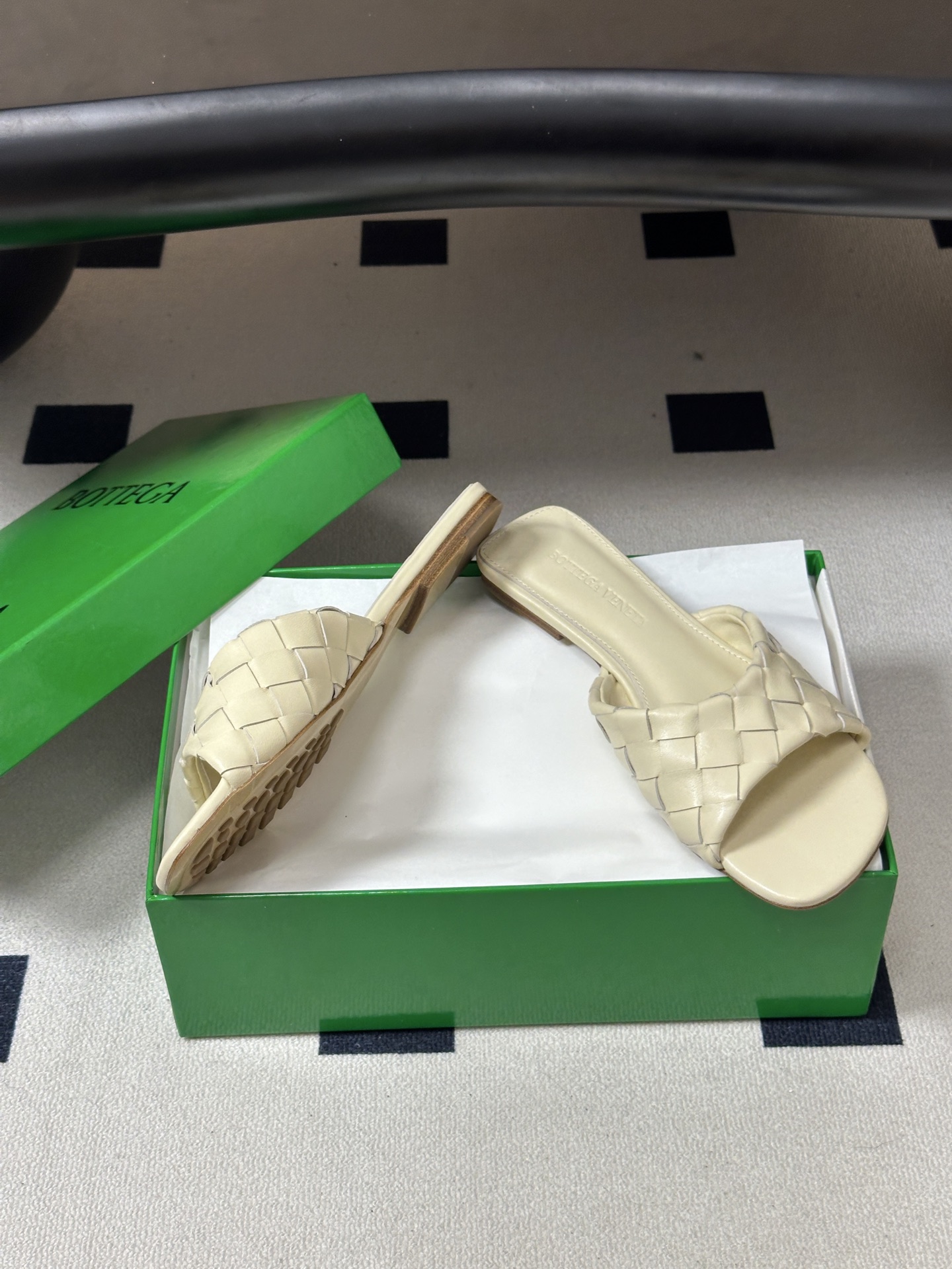 顶级品质 BOTTEGA VENETA 葆蝶家 2026夏季新款 BV Livia穆勒编织凉拖鞋鱼嘴平底凉拖鞋 经典In 顶级品质 BOTTEGA VENETA 葆蝶家 2026夏季新款 BV Livia穆勒编织凉拖鞋鱼嘴平底凉拖鞋 经典In