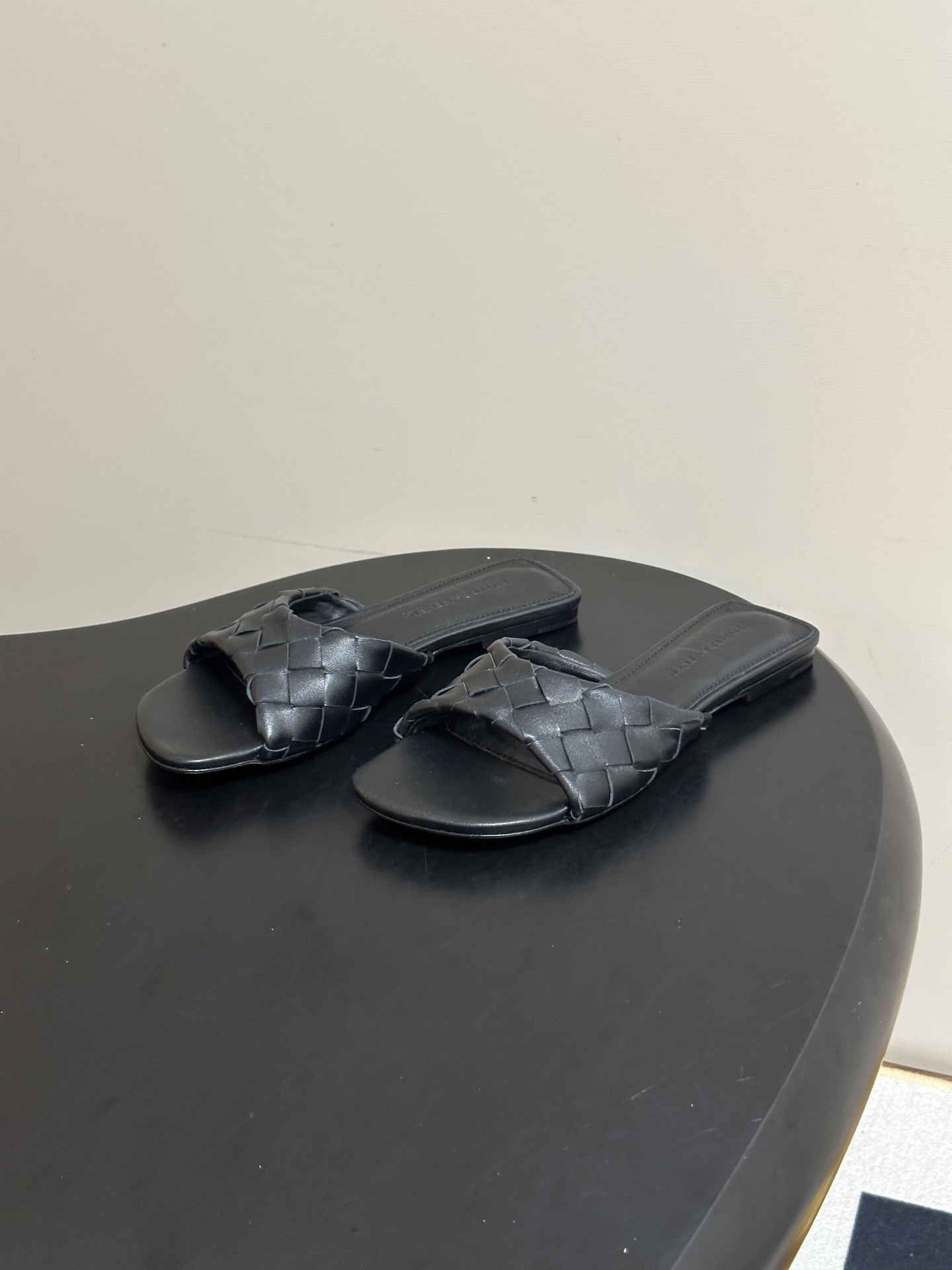 顶级品质 BOTTEGA VENETA 葆蝶家 2026夏季新款 BV Livia穆勒编织凉拖鞋鱼嘴平底凉拖鞋 经典In