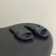 顶级品质 BOTTEGA VENETA 葆蝶家 2026夏季新款 BV Livia穆勒编织凉拖鞋鱼嘴平底凉拖鞋 经典In 顶级品质 BOTTEGA VENETA 葆蝶家 2026夏季新款 BV Livia穆勒编织凉拖鞋鱼嘴平底凉拖鞋 经典In