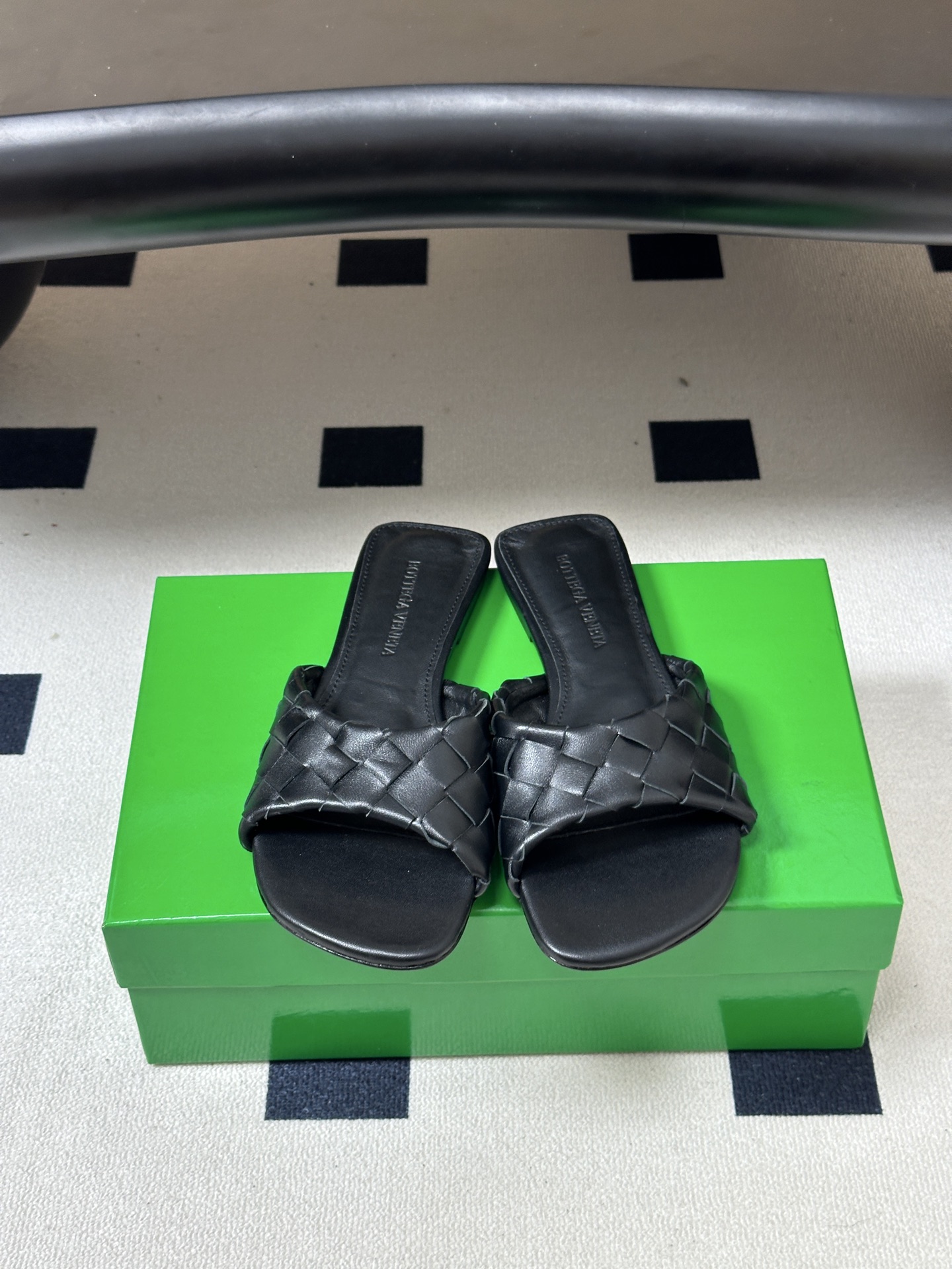 顶级品质 BOTTEGA VENETA 葆蝶家 2026夏季新款 BV Livia穆勒编织凉拖鞋鱼嘴平底凉拖鞋 经典In