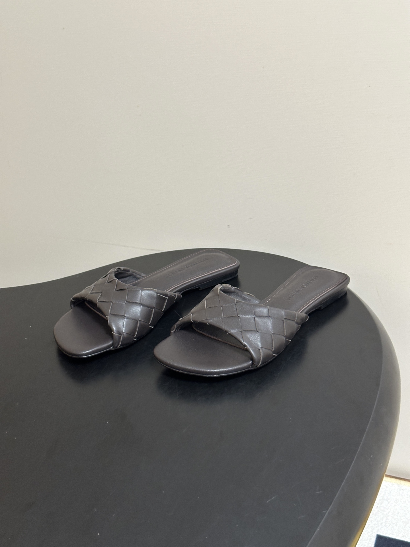 顶级品质 BOTTEGA VENETA 葆蝶家 2026夏季新款 BV Livia穆勒编织凉拖鞋鱼嘴平底凉拖鞋 经典In
