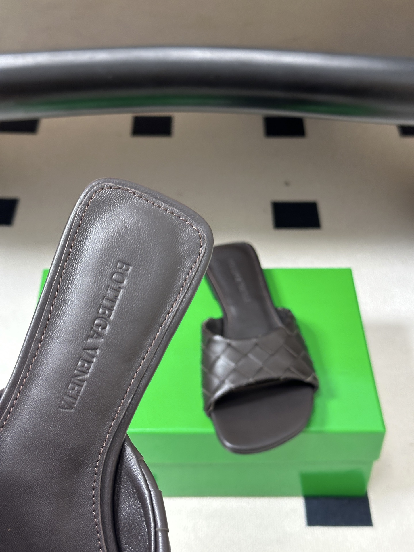 顶级品质 BOTTEGA VENETA 葆蝶家 2026夏季新款 BV Livia穆勒编织凉拖鞋鱼嘴平底凉拖鞋 经典In