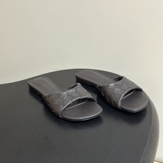 顶级品质 BOTTEGA VENETA 葆蝶家 2026夏季新款 BV Livia穆勒编织凉拖鞋鱼嘴平底凉拖鞋 经典In 顶级品质 BOTTEGA VENETA 葆蝶家 2026夏季新款 BV Livia穆勒编织凉拖鞋鱼嘴平底凉拖鞋 经典In