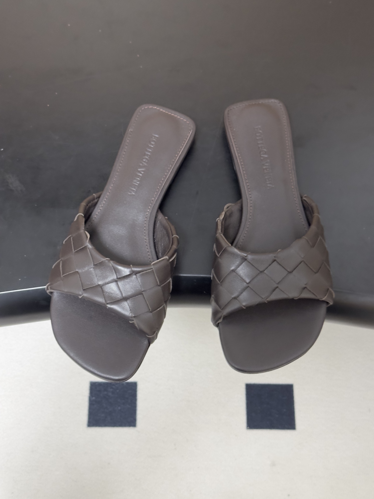 顶级品质 BOTTEGA VENETA 葆蝶家 2026夏季新款 BV Livia穆勒编织凉拖鞋鱼嘴平底凉拖鞋 经典In