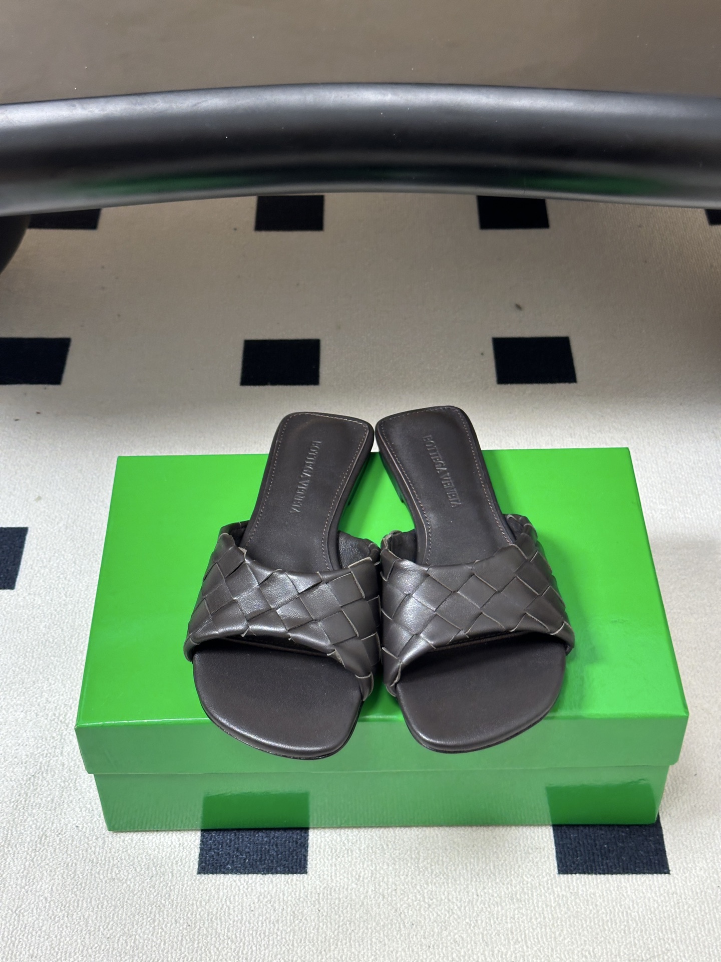 顶级品质 BOTTEGA VENETA 葆蝶家 2026夏季新款 BV Livia穆勒编织凉拖鞋鱼嘴平底凉拖鞋 经典In