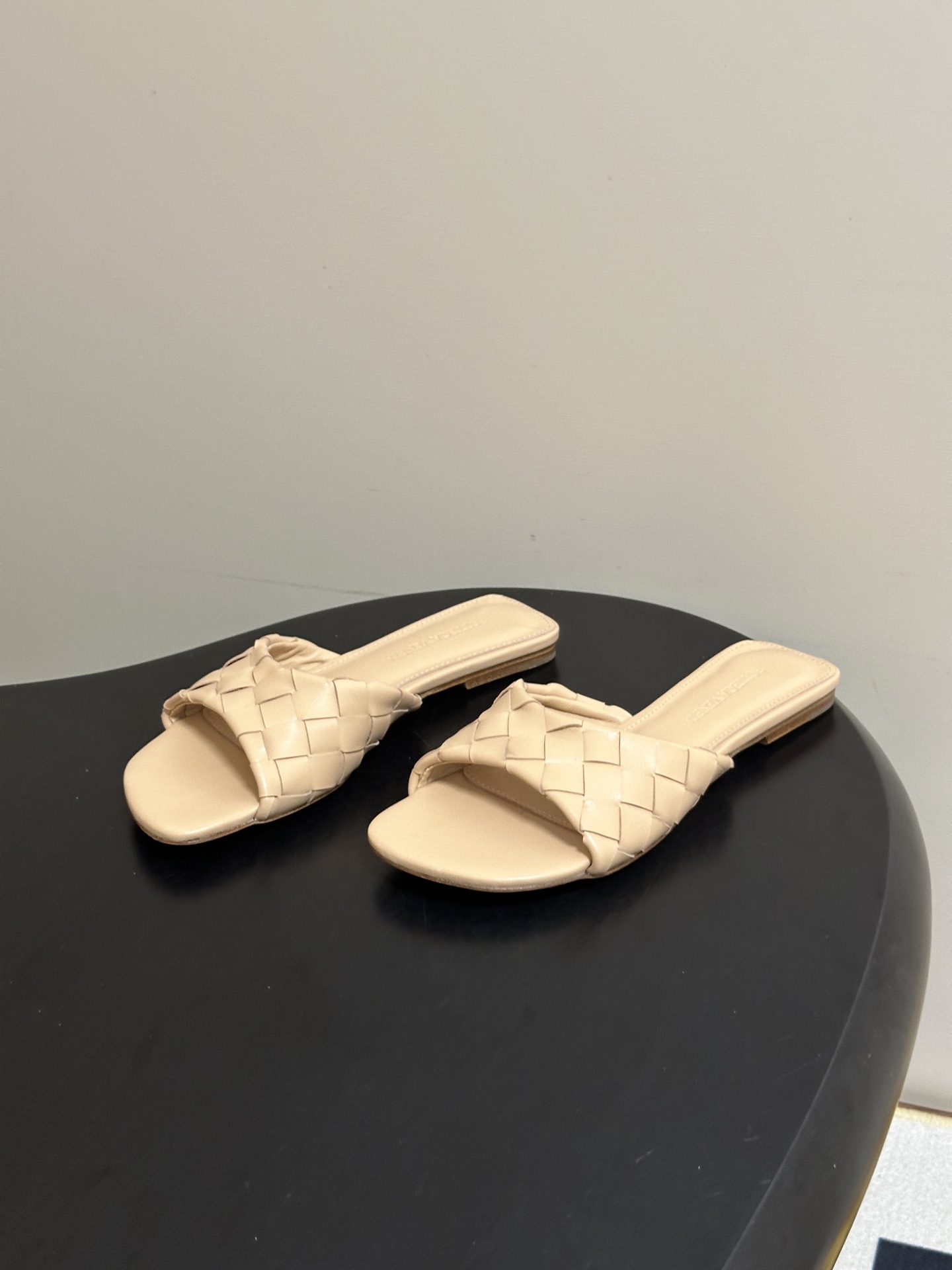 顶级品质 BOTTEGA VENETA 葆蝶家 2026夏季新款 BV Livia穆勒编织凉拖鞋鱼嘴平底凉拖鞋 经典In