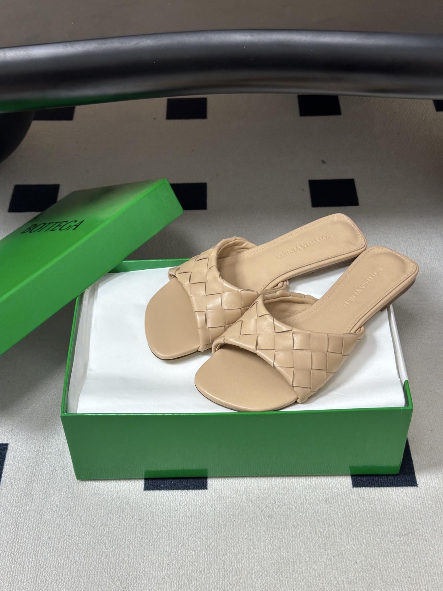 顶级品质 BOTTEGA VENETA 葆蝶家 2026夏季新款 BV Livia穆勒编织凉拖鞋鱼嘴平底凉拖鞋 经典In