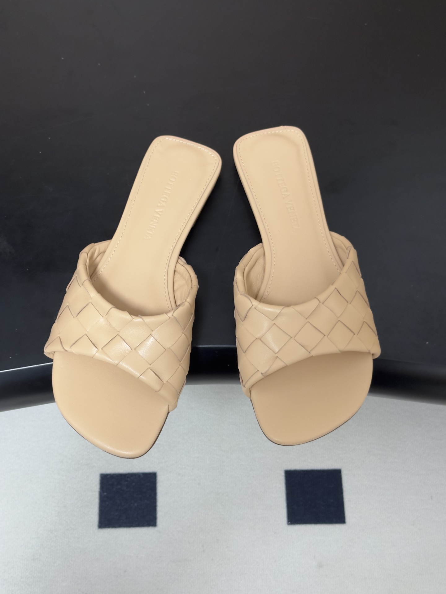 顶级品质 BOTTEGA VENETA 葆蝶家 2026夏季新款 BV Livia穆勒编织凉拖鞋鱼嘴平底凉拖鞋 经典In