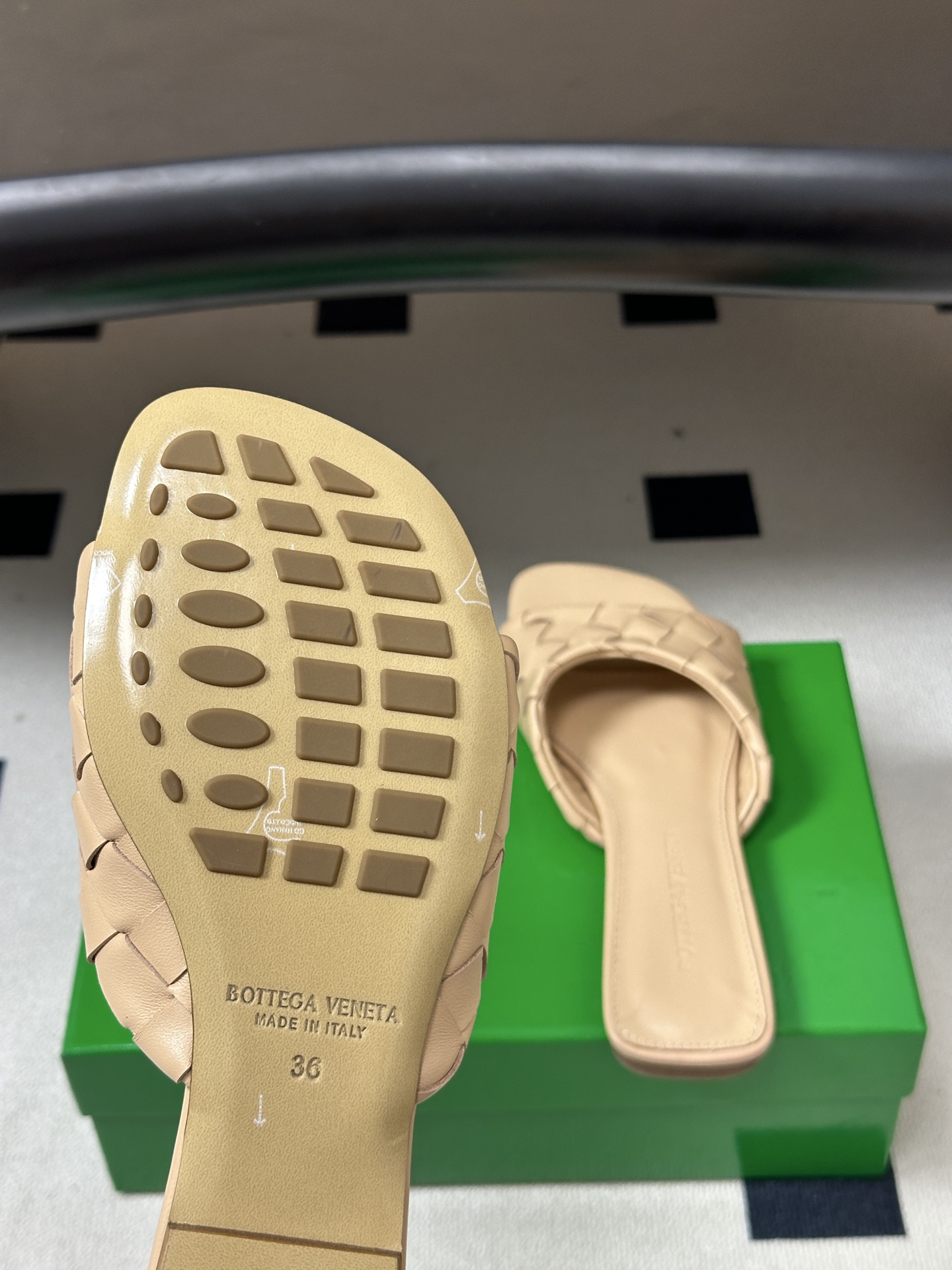 顶级品质 BOTTEGA VENETA 葆蝶家 2026夏季新款 BV Livia穆勒编织凉拖鞋鱼嘴平底凉拖鞋 经典In
