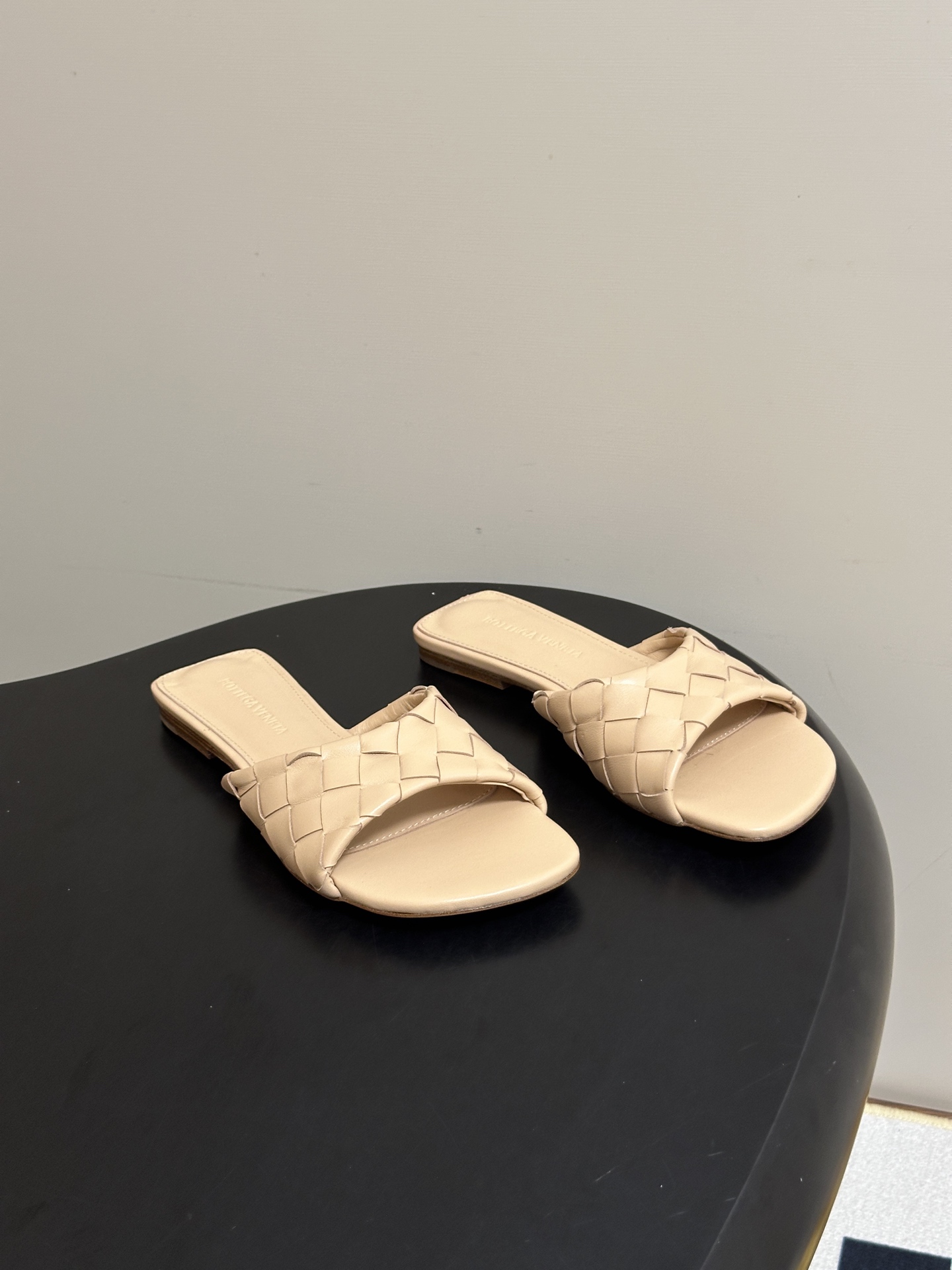 顶级品质 BOTTEGA VENETA 葆蝶家 2026夏季新款 BV Livia穆勒编织凉拖鞋鱼嘴平底凉拖鞋 经典In 顶级品质 BOTTEGA VENETA 葆蝶家 2026夏季新款 BV Livia穆勒编织凉拖鞋鱼嘴平底凉拖鞋 经典In