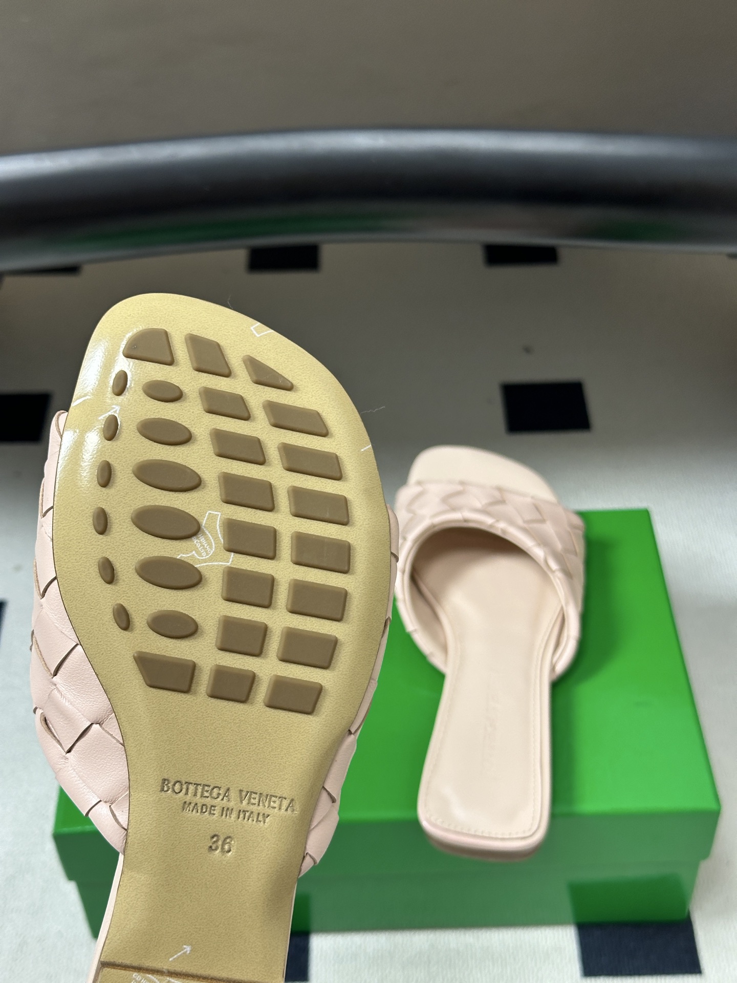 顶级品质 BOTTEGA VENETA 葆蝶家 2026夏季新款 BV Livia穆勒编织凉拖鞋鱼嘴平底凉拖鞋 经典In 顶级品质 BOTTEGA VENETA 葆蝶家 2026夏季新款 BV Livia穆勒编织凉拖鞋鱼嘴平底凉拖鞋 经典In