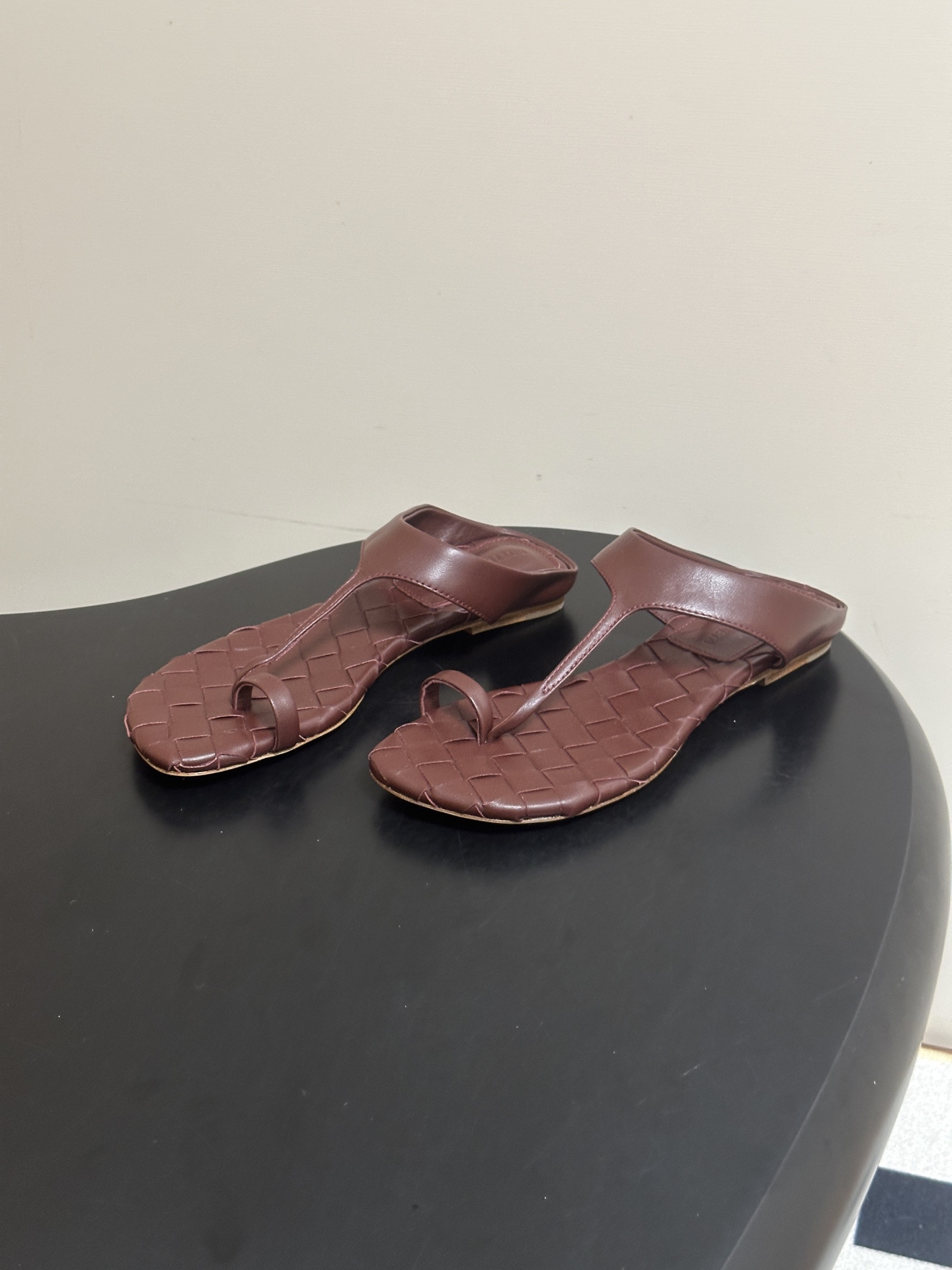 顶级品质 BOTTEGA VENETA 葆蝶家 2026夏季新款 BV Livia 夹趾编织凉拖鞋套趾平底凉拖鞋 经典I 顶级品质 BOTTEGA VENETA 葆蝶家 2026夏季新款 BV Livia 夹趾编织凉拖鞋套趾平底凉拖鞋 经典I