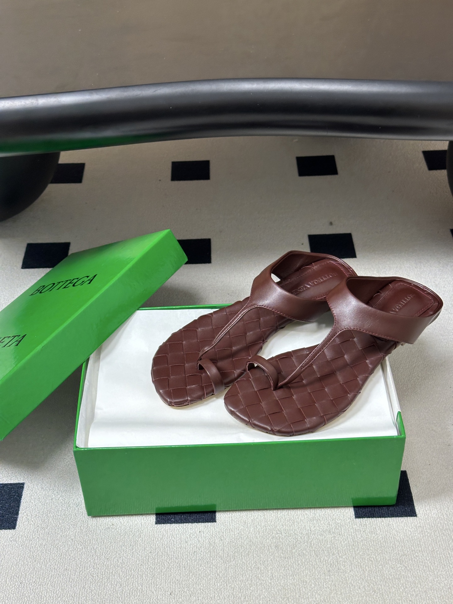 顶级品质 BOTTEGA VENETA 葆蝶家 2026夏季新款 BV Livia 夹趾编织凉拖鞋套趾平底凉拖鞋 经典I 顶级品质 BOTTEGA VENETA 葆蝶家 2026夏季新款 BV Livia 夹趾编织凉拖鞋套趾平底凉拖鞋 经典I